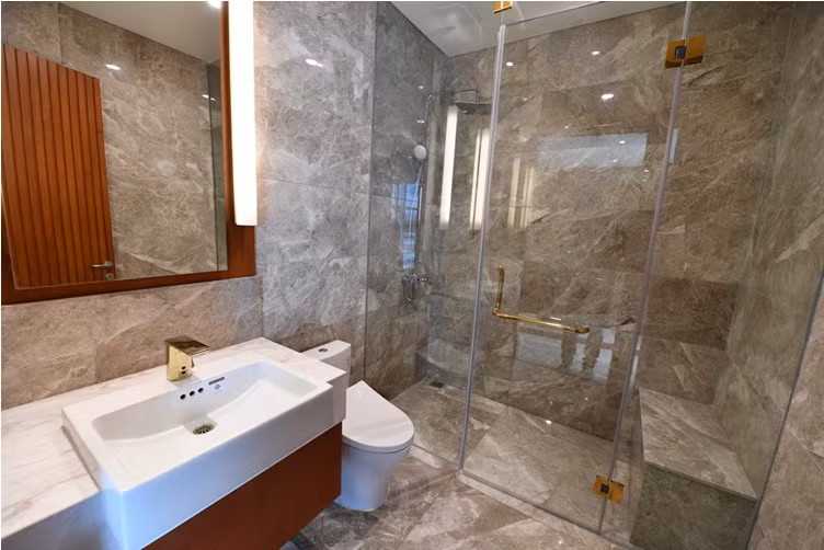 Phòng tắm và khu vực vệ sinh riêng biệt, được ốp đá tự nhiên sang trọng, vòi nước mạ vàng. Đây có lẽ là điểm khác biệt lớn nhất của phòng chờ hạng thương gia sân bay Vân Đồn so với nhiều sân bay khác.