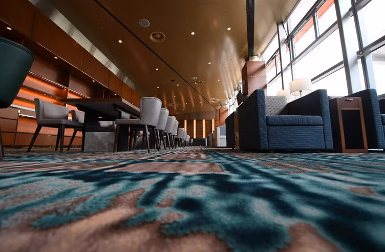 Thảm trải sàn được đan thủ công, pha trộn hài hòa giữa các tông màu trang nhã, họa tiết sắc nét, mang lại vẻ đẹp thanh lịch, hiện đại cho không gian.