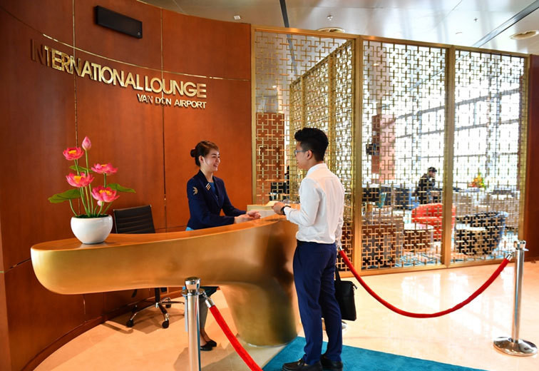 Các chất liệu cao cấp như gỗ tự nhiên, đá marble nhập khẩu, các chi tiết nội thất bằng kim loại mạ vàng tại quầy lễ tân, vách ngăn, chụp đèn, thiết bị nhà vệ sinh, tay nắm cửa… được tận dụng tối đa, mang lại nét sang trọng cho tổng thể công trình.