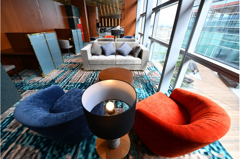 Hướng tầm nhìn ra vườn treo xanh mát ngắm tháp không lưu nổi bật và tận hưởng không gian thư giãn, giải trí đẳng cấp với đường truyền Internet riêng, màn hình tivi lớn ngay khu vực trung tâm, hành khách hạng thương gia sẽ cảm nhận một chất lượng dịch vụ khác biệt khi sân bay quốc tế Vân Đồn đi vào vận hành ngày 30/12 tới.