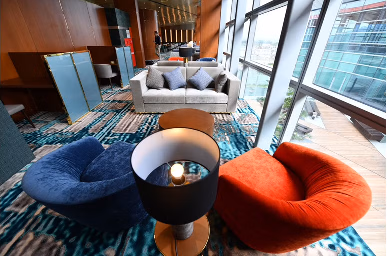 Hướng tầm nhìn ra vườn treo xanh mát ngắm tháp không lưu nổi bật và tận hưởng không gian thư giãn, giải trí đẳng cấp với đường truyền Internet riêng, màn hình tivi lớn ngay khu vực trung tâm, hành khách hạng thương gia sẽ cảm nhận một chất lượng dịch vụ khác biệt khi sân bay quốc tế Vân Đồn đi vào vận hành ngày 30/12 tới.