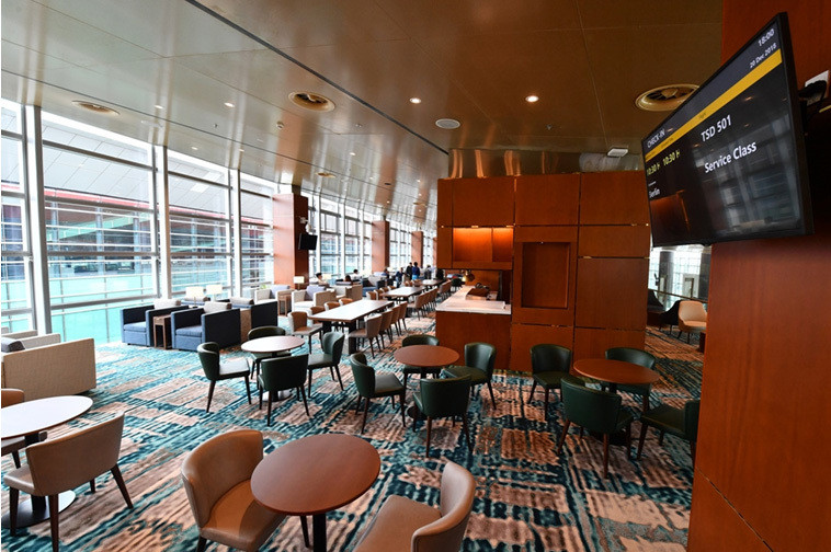 Không gian nghỉ ngơi, giải trí và làm việc của hành khách hạng thương gia trong lúc chờ chuyến bay được thiết kế theo phong cách sang trọng, hiện đại, đáp ứng hệ thống tiêu chuẩn khắt khe của các hãng hàng không 5 sao nổi tiếng thế giới như Cathay Pacific, Emirates…