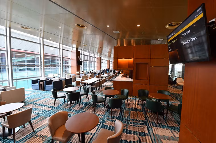 Không gian nghỉ ngơi, giải trí và làm việc của hành khách hạng thương gia trong lúc chờ chuyến bay được thiết kế theo phong cách sang trọng, hiện đại, đáp ứng hệ thống tiêu chuẩn khắt khe của các hãng hàng không 5 sao nổi tiếng thế giới như Cathay Pacific, Emirates…