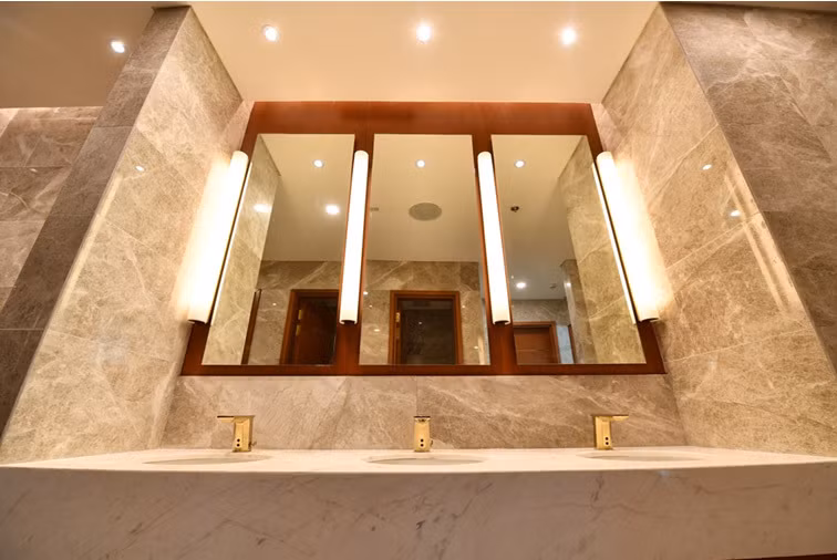 Trang thiết bị phòng tắm và vệ sinh được nhập khẩu từ các thương hiệu hàng đầu khu vực và thế giới.