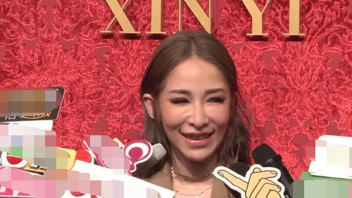 Tiêu Á Hiên với gương mặt như biến dạng.