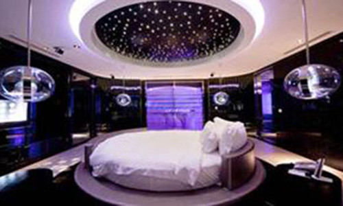 Khung cảnh lãng mạn trong phòng khách sạn tình yêu.