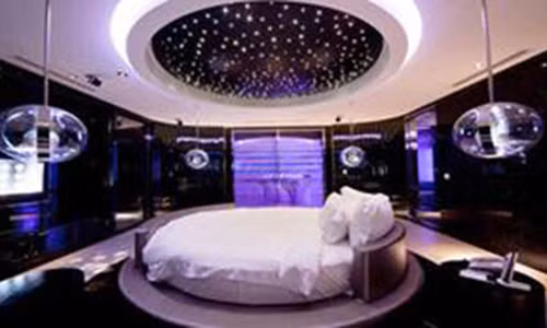 Khung cảnh lãng mạn trong phòng khách sạn tình yêu.