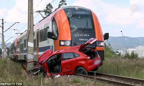 Thieu nu Ba Lan lai xe vao duong ray, thay day lai nhay ra va cai ket