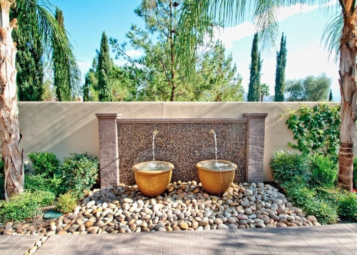 4. Thác nước Thác nước trong vườn vừa là biểu tượng phong thủy tốt vừa là nơi để bạn tạo ra một hệ tuần hoàn hoàn chỉnh trong khu vườn nhà mình. Thác nước sẽ là nơi cung cấp nước cho cây, chim, cá đang sống trong khu vườn. Thác nước giúp bạn tạo ra một khu vườn sinh thái thân thiện và gần gũi với thiên nhiên hơn. Âm thanh phát ra từ thác nước cũng sẽ tạo ra cảm giác nhẹ nhàng, thư giãn mà bạn muốn có sau một ngày làm việc mệt nhọc.