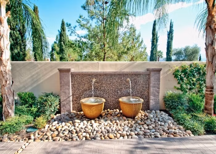 4. Thác nước Thác nước trong vườn vừa là biểu tượng phong thủy tốt vừa là nơi để bạn tạo ra một hệ tuần hoàn hoàn chỉnh trong khu vườn nhà mình. Thác nước sẽ là nơi cung cấp nước cho cây, chim, cá đang sống trong khu vườn. Thác nước giúp bạn tạo ra một khu vườn sinh thái thân thiện và gần gũi với thiên nhiên hơn. Âm thanh phát ra từ thác nước cũng sẽ tạo ra cảm giác nhẹ nhàng, thư giãn mà bạn muốn có sau một ngày làm việc mệt nhọc.