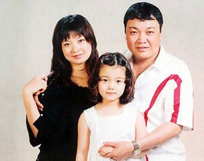 Lệ Hằng kết hôn khá sớm, khi còn đang là sinh viên trường Đại học Sân khấu Điện ảnh Hà Nội. Chồng cô làm nghề kinh doanh tự do. Cả hai có với nhau một cô công chúa kháu khỉnh. Nữ diễn viên từng tâm sự, thu nhập từ nghề diễn không đủ để cô trang trải cuộc sống. Tại Nhà hát Tuổi trẻ, lương của cô vào thời điểm năm 2007 chỉ là 500 nghìn đồng/tháng. Cô từng thú nhận: "Không có chồng, tôi chết đói".