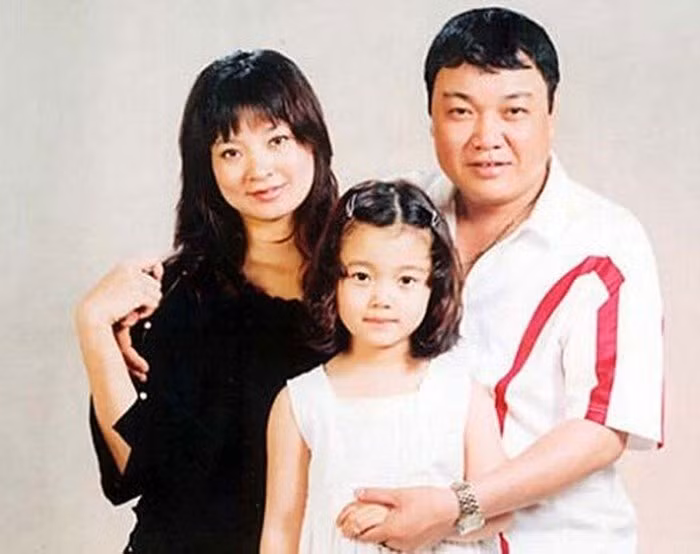 Lệ Hằng kết hôn khá sớm, khi còn đang là sinh viên trường Đại học Sân khấu Điện ảnh Hà Nội. Chồng cô làm nghề kinh doanh tự do. Cả hai có với nhau một cô công chúa kháu khỉnh. Nữ diễn viên từng tâm sự, thu nhập từ nghề diễn không đủ để cô trang trải cuộc sống. Tại Nhà hát Tuổi trẻ, lương của cô vào thời điểm năm 2007 chỉ là 500 nghìn đồng/tháng. Cô từng thú nhận: "Không có chồng, tôi chết đói".