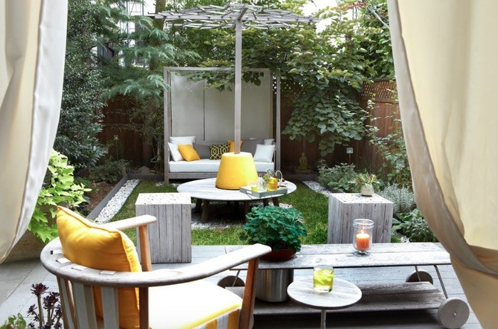 1. Khu vườn nhỏ xinh Là một không gian ngoài trời thân mật, ấm áp, những mẫu khu vườn nhỏ xinh cực kỳ thu hút sự chú ý của các gia chủ. Cho dù bạn chỉ có một mảnh sân nhỏ, ban công thậm chí không gian cơi nới, bạn vẫn có thể tạo ra một khu vườn nhỏ xinh và đáng yêu nhất. Hãy biến khu vườn nhỏ xinh nhà mình thành một khu vực tiếp khách, ăn uống bằng việc bố trí thêm một bộ bàn ghế nhỏ.