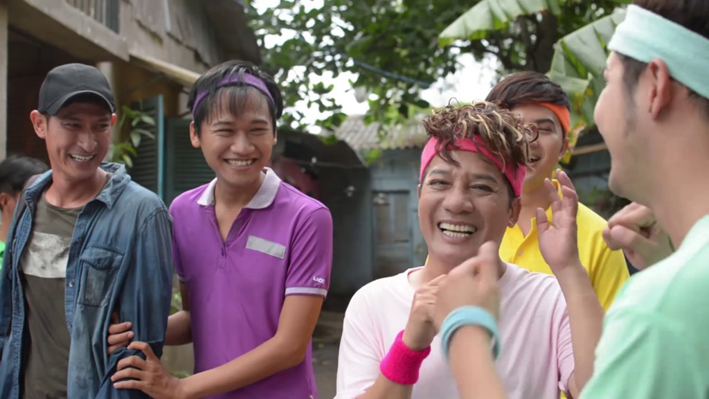 Xuân Nghị (áo tím) trong Xóm trọ 3D.