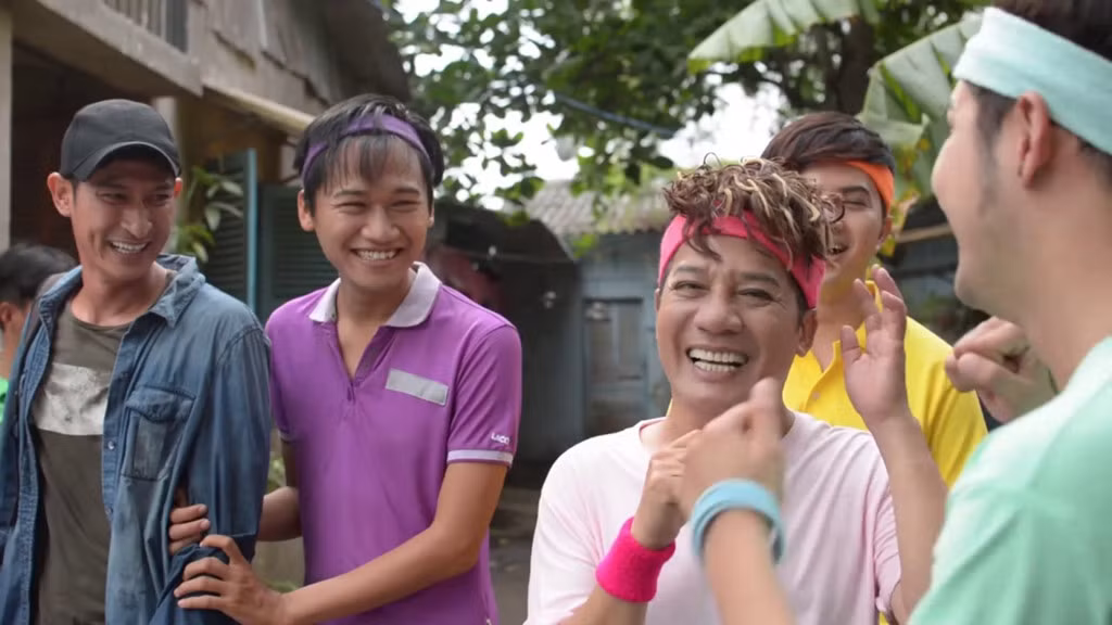 Xuân Nghị (áo tím) trong Xóm trọ 3D.