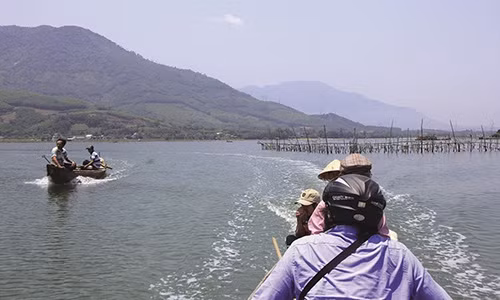 Đôi quân chống "thủy tặc" thôn Thạch Sơn chủ yếu là những người dân lập nên. Ảnh: NĐT