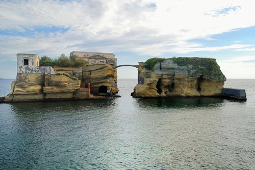 Hòn đảo Gaiola xinh đẹp nằm ngoài khơi vùng biển Naples.