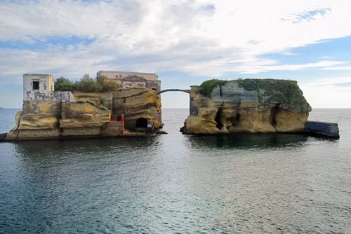 Hòn đảo Gaiola xinh đẹp nằm ngoài khơi vùng biển Naples.