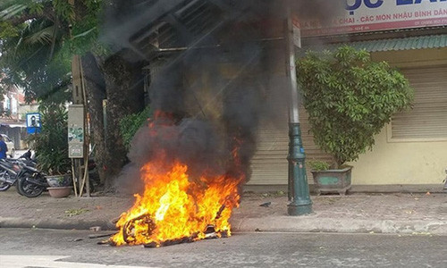 Chiếc xe máy của Long bị đốt cháy trơ khung sắt - Ảnh người dân cung cấp