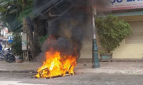 Chiếc xe máy của Long bị đốt cháy trơ khung sắt - Ảnh người dân cung cấp