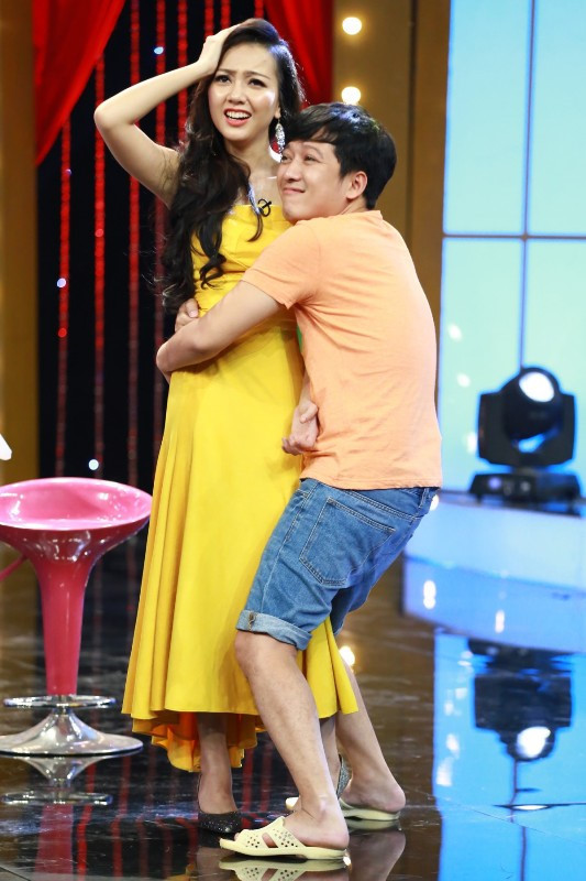 Các bê bối của Trường Giang không phải tai bay vạ gió mà đều xuất phát từ phía anh, trong đó có tiếng xấu vì thường ôm các bạn diễn nữ. Ảnh: FBNV.