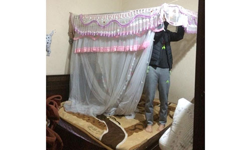 Lấy chồng gần, con rể hay sang nhà bố mẹ vợ nên thân thiết. Trong ảnh là chồng T.H đang mắc màn cho mẹ vợ.