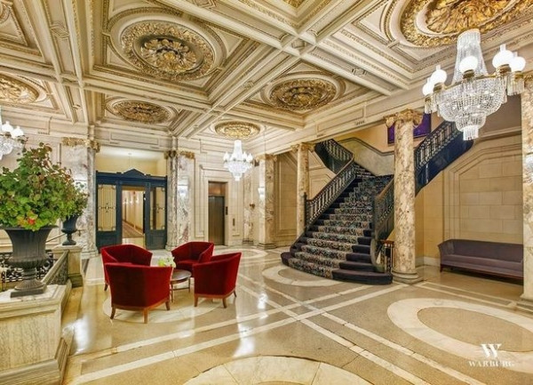 Nơi này gồm 4 phòng ngủ, 4 phòng tắm, 2 căn bếp. Nằm tại vị trí đặc biệt khiến những tia nắng vàng của buổi sớm chiếu rọi vào đây theo các hướng. Với những gì tận mắt chứng kiến, người ta thậm chí gọi nó với danh hiệu “không gian độc đáo và ngoạn mục nhất ở khu Manhattan”.