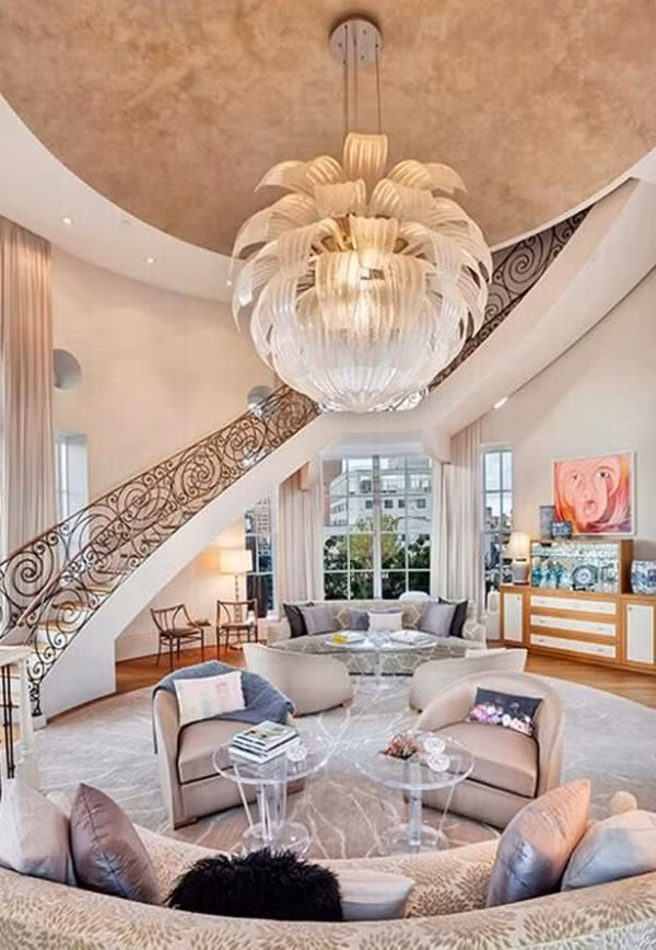 Được biết, mức giá đầu tiên của căn penhouse khi mới rao bán trên thị trường vào khoảng 39,9 triệu USD. Đặt bên trong tòa nhà từng là trụ sở cũ của cảnh sát, một cầu thang xoắn ốc và thang máy đưa khách tới phòng khách lớn.