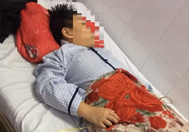 Be trai bi ban ep nuot bi sat noi gi khi tinh lai sau phau thuat-Hinh-2