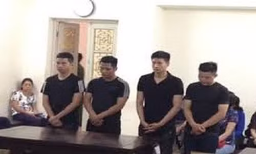 Các bị cáo tại tòa phúc thẩm.