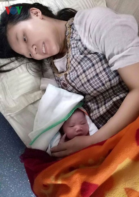 Tổ tiếp viên đã đỡ đẻ thành công cho chị O. (Ảnh: Đoàn tiếp viên Phương Nam