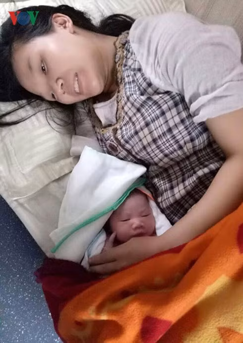 Tổ tiếp viên đã đỡ đẻ thành công cho chị O. (Ảnh: Đoàn tiếp viên Phương Nam