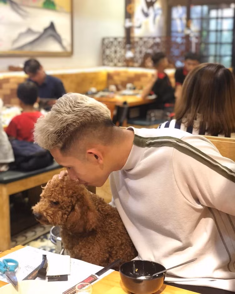 Hong Duy Pinky bat kip trend toc bach kim, tien the ban hang luon-Hinh-2