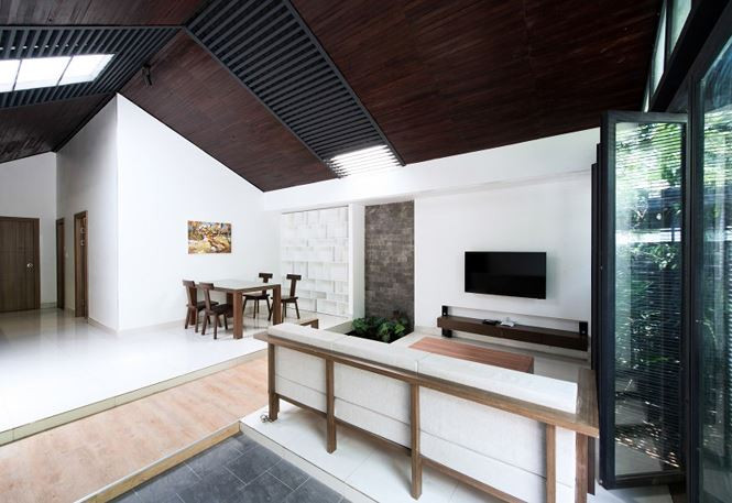 Sở dĩ thiết kế nhà cấp 4 này có tên gọi Caro House bởi vì công trình có sự kết hợp giữa các khối đặc và các khối rỗng một cách hoàn hảo. Trong đó, khối đặc là thuật ngữ dùng để chỉ các không gian sử dụng, còn khối rỗng dùng để chỉ sân vườn, khoảng đệm.