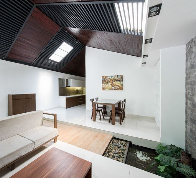 Nhớ việc bố trí các không gian sinh hoạt chung như phòng khách, bếp-ăn kế tiếp nhau đã giúp tiết kiệm được diện tích cũng như kinh phí kha khá. Hơn nữa, các khu vực chung này nằm liền kề giúp gia tăng sự liên kết, mối quan hệ giữa các thành viên trong nhà.