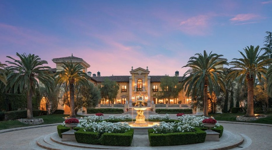 2. California - Ngôi nhà ở Beverly Hills rộng 2.662 m2, tọa lạc trên khu đất rộng 3 ha là nơi ở đắt đỏ nhất bang California. Giá trị của nó hiện vào khoảng 165 triệu USD. Chủ nhân của nó đã mất 7 năm để lên kế hoạch và xây dựng Bên trong dinh thự này là tập hợp của những không gian lớn, nhỏ và thân mật khác nhau. Sân sau của nó gồm có hồ bơi, nhà khách, sân tennis và đường mòn quanh khu đất cho việc vận động. Khuôn viên còn có một lô riêng biệt có thể mở rộng hoặc phát triển thêm.