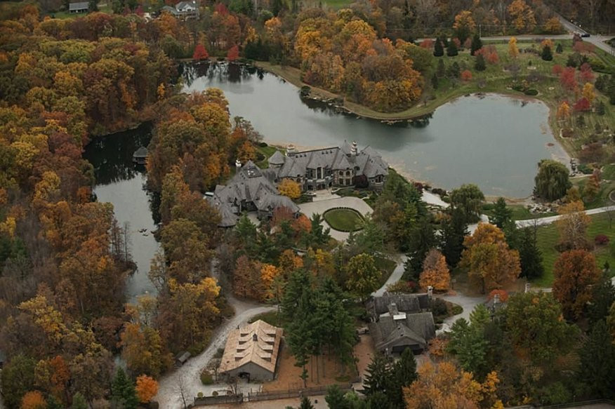 8. Indiana - Toàn bộ cụm nhà nằm ở Fort Wayne với tổng giá trị 30 triệu USD này là nơi ở đắt nhất Indiana. Với diện tích hơn 4.600 m2, nó được ví như một trang trại với khu vực cưỡi ngựa, vườn, ao hồ và cả cầu đi bộ. Ngôi nhà bằng đá granite gồm 4 tầng, 2 thang máy, 16 phòng ngủ, 27 phòng tắm, phòng rượu lớn và có thêm 3 ngôi nhà khác trên cùng khuôn viên.