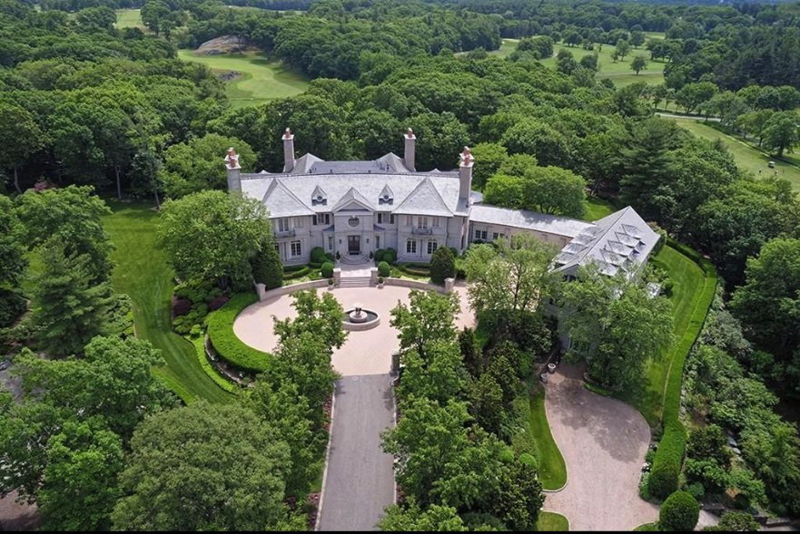 4. Massachusetts - Ngôi nhà đắt nhất bang Massachusetts nằm ở Chestnut Hill với giá trị 69 triệu USD. Điểm khác biệt của nó so với những biệt thự sang trọng khác ở Mỹ là nó được xây dựng nhằm đảm bảo sự riêng tư cao nhất của gia chủ. Toàn bộ khuôn viên hơn 5 ha được thiết kế như một tấm thảm tuyệt đẹp với các khu vườn, bãi cỏ, ao hồ và những mỏm đá điêu khắc. Về kiến trúc, mặt tiền biệt thự bằng đá vôi Adiana được uốn cong tạo nên sự độc đáo cho không gian rộng hơn 2.400 m2.