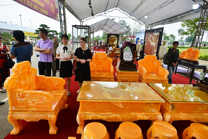 Bên cạnh những chậu cây cảnh bonsai và đá cảnh đẹp mắt, thu hút tầm mắt của khách tham quan là bộ bàn ghế được làm bằng đá quý hoành tráng.