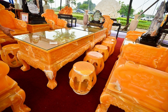 Nghệ nhân Tô Chinh, chủ nhân của bộ bàn ghế khủng cho biết, đây là bộ bàn ghế được làm từ hoàng ngọc nguyên khối.