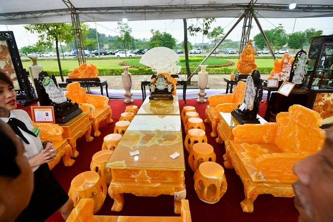 Chủ nhân bộ bàn ghết cho biết thêm, toàn bộ số ngọc vật liệu trên đều là ngọc thiên nhiên được nhập khẩu trực tiếp từ Mexico và gần như không có sẵn. Khách hàng nếu muốn làm thì phải đặt trước khá lâu.