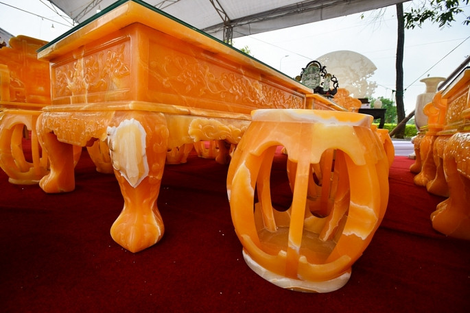 Để hoàn thiện bộ bàn ghế này, chủ nhân của bộ bàn ghế phải huy động nhân lực hơn 10 người làm việc liên tục trong hơn 1 năm.