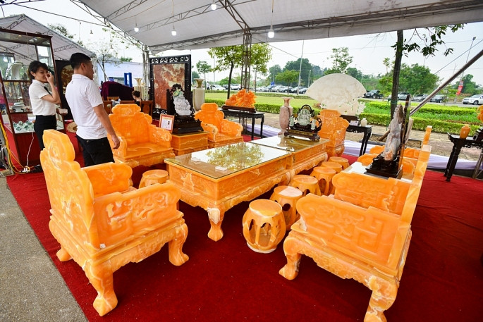 Nghệ nhân Tô Chinh cho biết thêm, để làm được bộ bàn ghế này phải sử dụng tới 50 tấn hoàng ngọc nguyên khối.