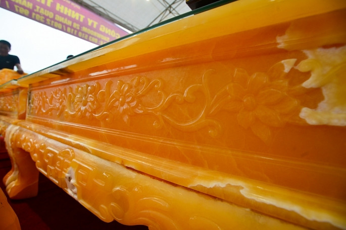 Từng hoa văn điêu khắc được chăm chút tỉ mỉ, chau chuốt.