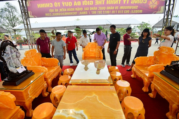 Bộ bàn ghế này gốm có 2 bàn, 4 ghế sofa và 12 đôn nhỏ. Nếu muốn thì người chơi có thể chia thành 2 bộ nhỏ để trong gia đình.