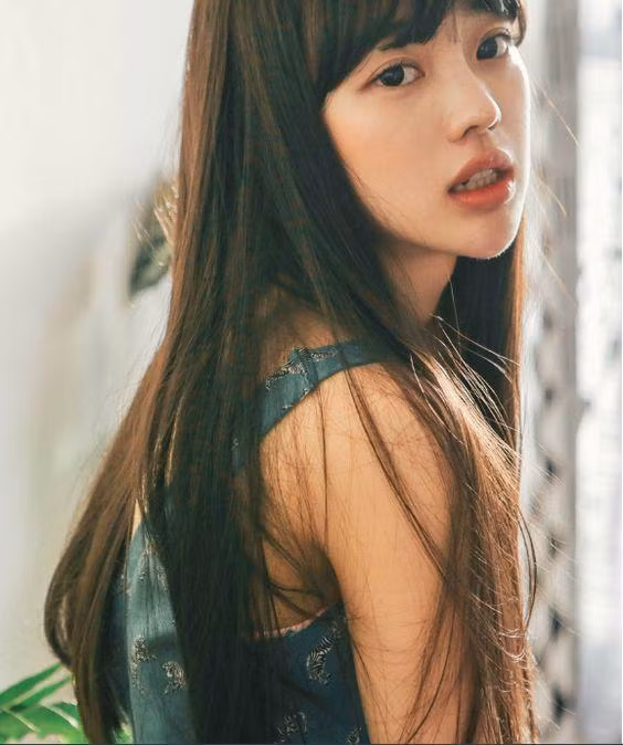 Tóc suôn dài chưa bao giờ lỗi thời, đây luôn là chuẩn mực về nét đẹp cho phụ nữ, nhất là phụ nữ châu Á.