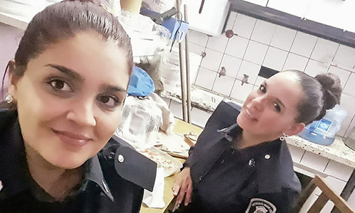 Nu canh sat cho em be la mat bu ngay tai benh vien