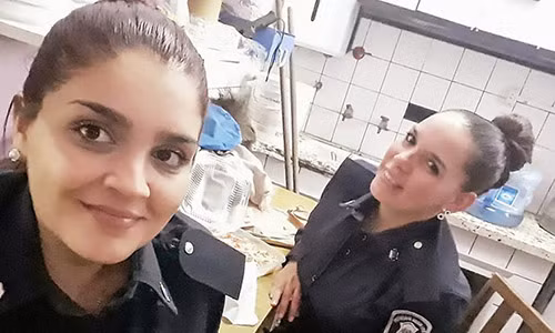 Nu canh sat cho em be la mat bu ngay tai benh vien