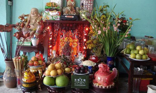 Bàn thờ Thần tài phải luôn giữ sạch sẽ, khô thoáng để bày tỏ tấm lòng thành kính (Ảnh minh họa)