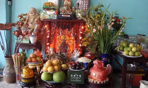 Bàn thờ Thần tài phải luôn giữ sạch sẽ, khô thoáng để bày tỏ tấm lòng thành kính (Ảnh minh họa)